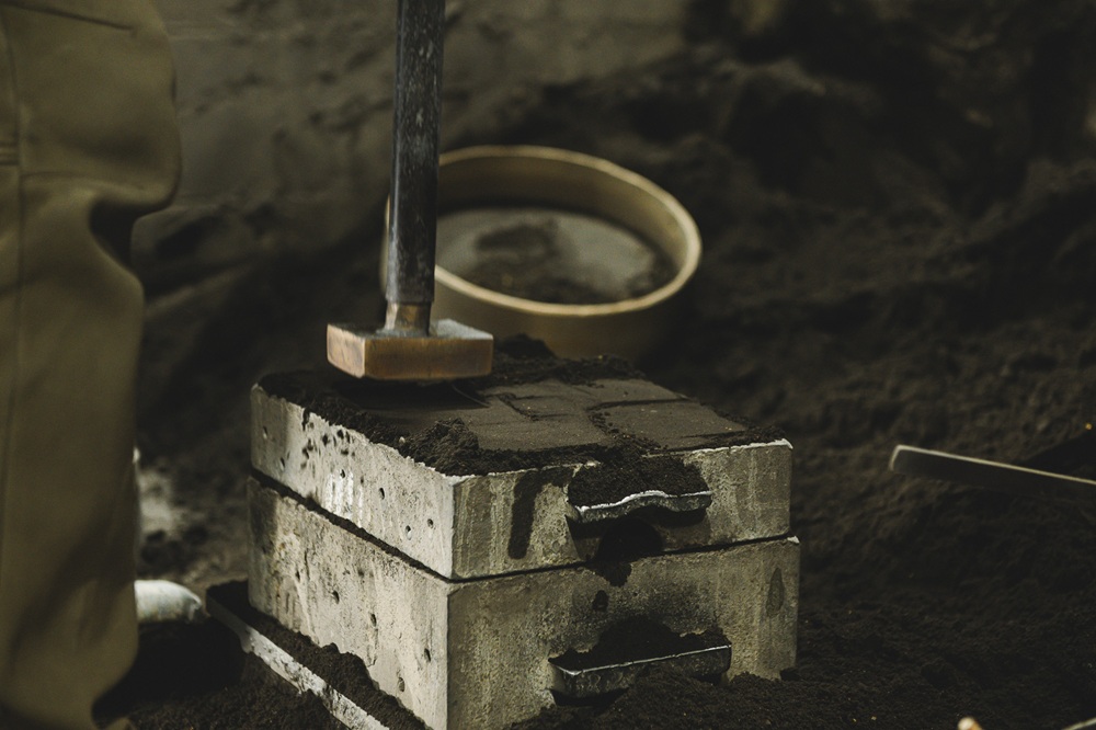 手作業で型を込め、鋳造