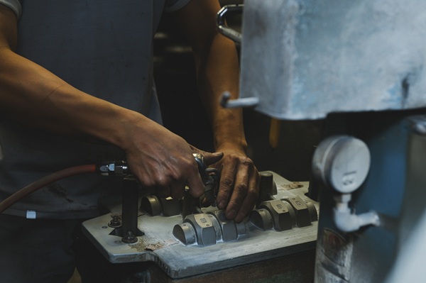 技術を支えるのは、人と設備の融合。